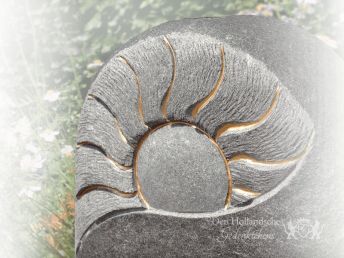 grafsteen-decoraties-in-natuursteen-zuil.png