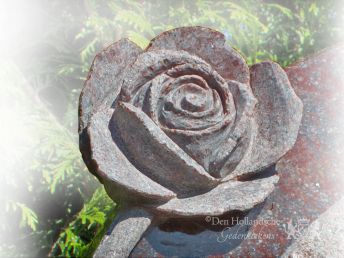 grafsteen-decoraties-rozen-in-natuursteen.png