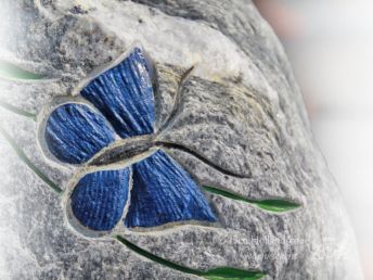 grafsteen-decoraties-vlinder-in-natuursteen.png