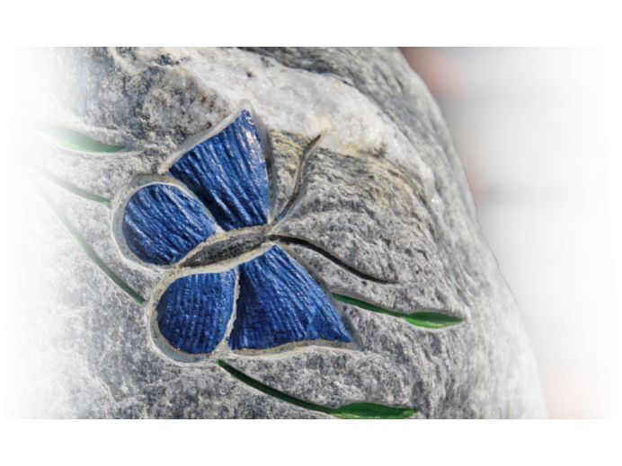 grafsteen-decoraties-vlinder-in-natuursteen.png foto 1