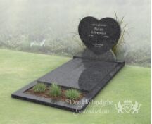 Grafsteen hartvorm met dekplaat en bloemstrook foto 2