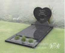 Grafsteen hartvorm met dekplaat en bloemstrook foto 1