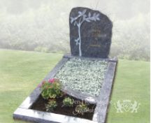 Grafsteen met bronzen boom foto 1