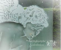 Grafsteen met engel in glas foto 2