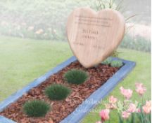 Grafsteen met houten hart foto 1