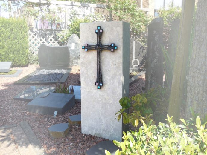 Grafsteen met kruis foto 1