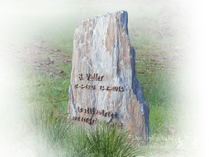 grafsteen-natuurbegraafplaats-ruwe-natuurlijke-steen.jpg foto 1