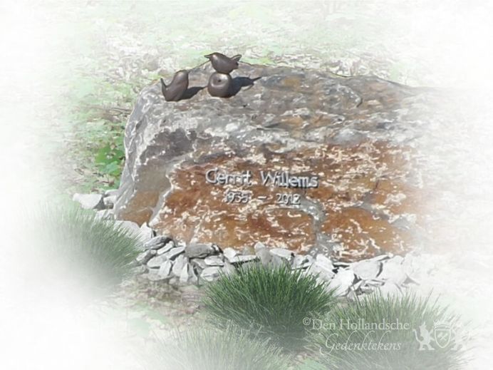 grafsteen-natuurbegraafplaats-ruwe-steen-bronzen-vogeltjes.jpg foto 1