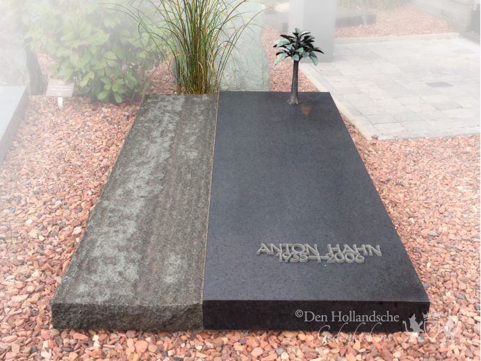 Grafzerk met bronzen boom foto 1
