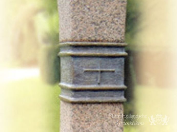 Grafzuil met bronzen letters foto 1