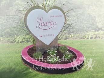 Groot hart in roze urnmonument van glas