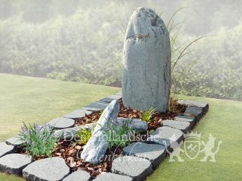 Grote zwerfkei in natuurlijk grafmonument