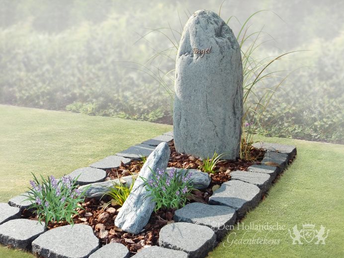 Grote zwerfkei in natuurlijk grafmonument foto 1