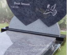 Hartvormige grafsteen met duif en palmtak foto 3