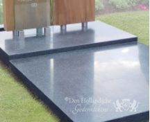 Houten kruis op grafmonument  foto 3