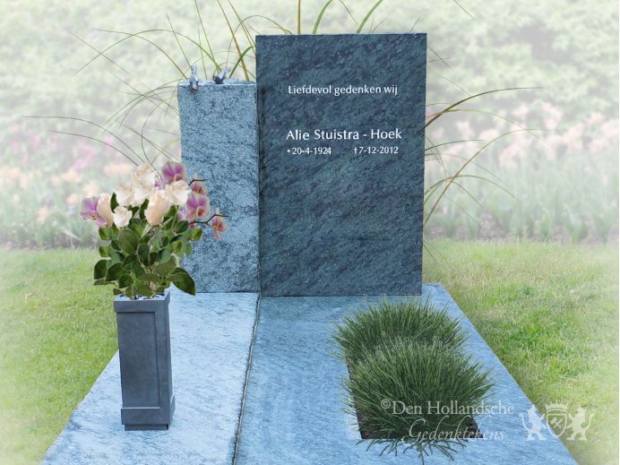 Ingetogen gedenkteken van blauw natuursteen foto 1