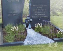 Jong en eigentijds grafmonument foto 4