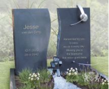 Jong en eigentijds grafmonument foto 2