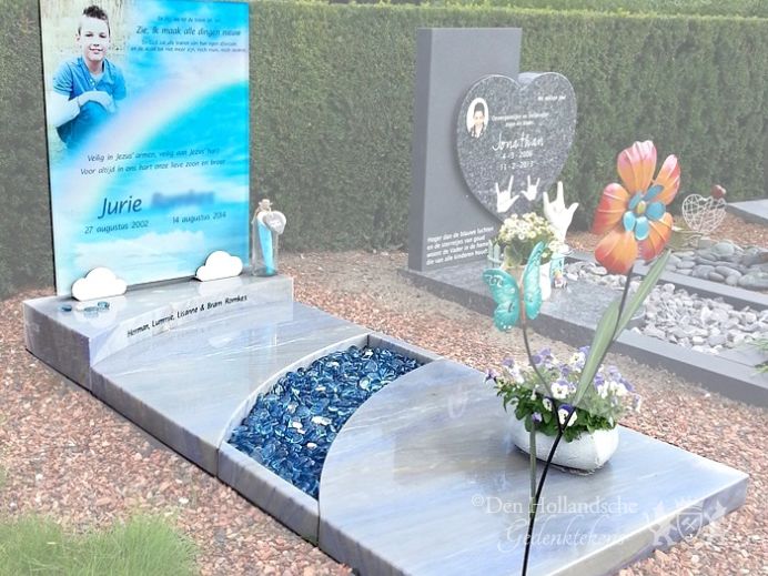 Kindergrafmonument met foto foto 1