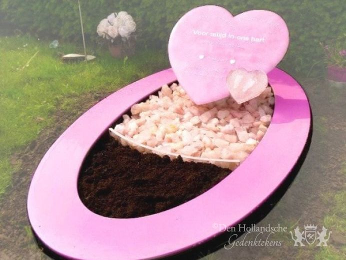 Kindergrafmonument met glazen hart foto 1