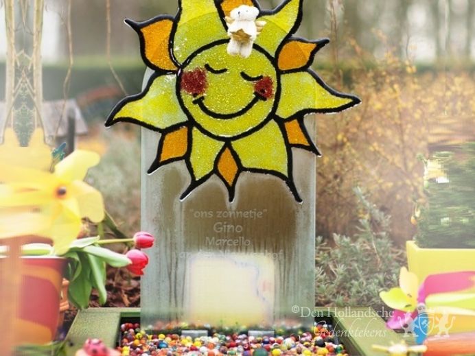 Kindergrafmonument met zon foto 1