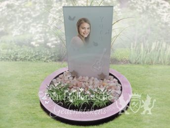 Kindermonument met foto op glas