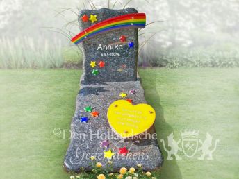 Kindermonument met glazen hart en regenboog