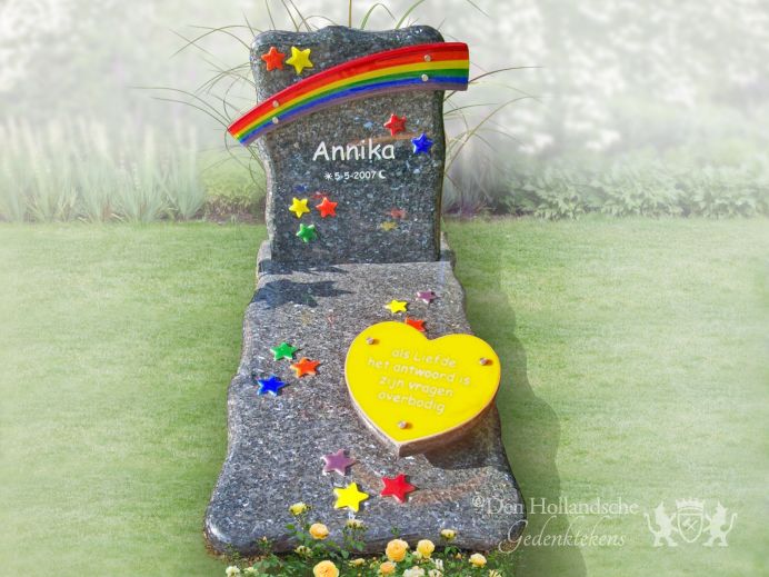 Kindermonument met glazen hart en regenboog foto 1