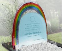 Kindermonument met glazen regenboog foto 2