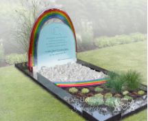 Kindermonument met glazen regenboog foto 1