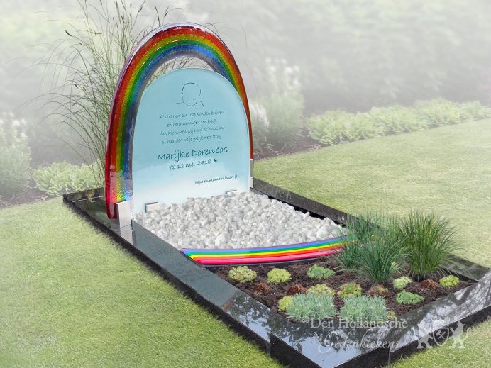 Kindermonument met glazen regenboog foto 1