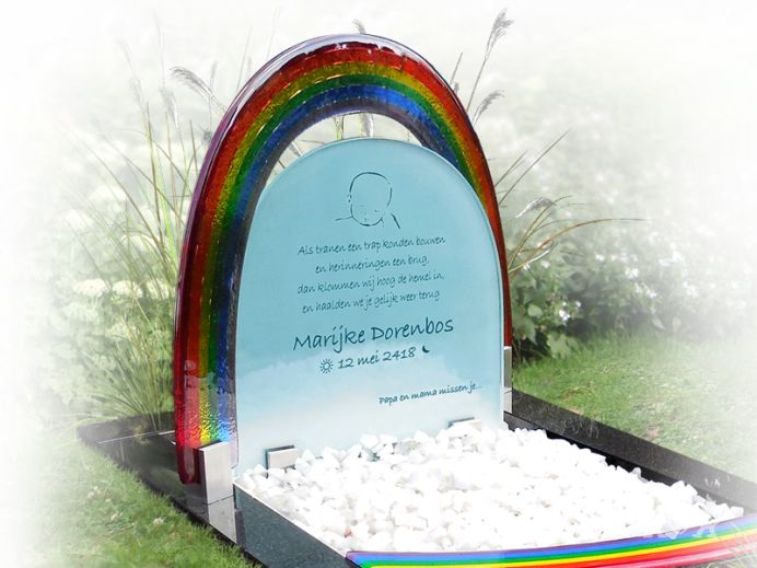 Kindermonument met glazen regenboog foto 1