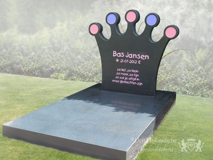 Kindermonument met kroon foto 1