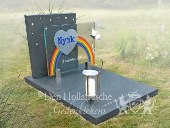 Kindermonument met regenboog en vlinders