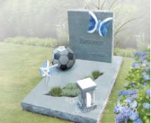 Kindermonument met voetbal en vlinders foto 1