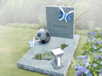 Kindermonument met voetbal en vlinders