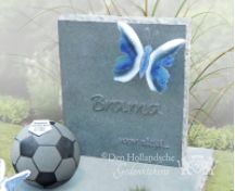 Kindermonument met voetbal en vlinders foto 2