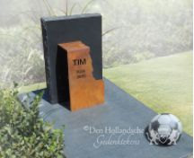 Kindermonument met voetbal foto 1