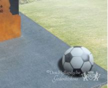 Kindermonument met voetbal foto 4