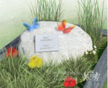 Kindermonument met zwerfkei en glazen vlinders foto 1