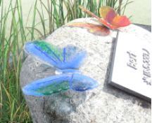 Kindermonument met zwerfkei en glazen vlinders foto 2