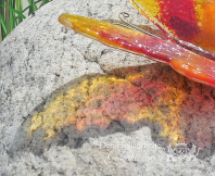 Kindermonument met zwerfkei en glazen vlinders foto 3