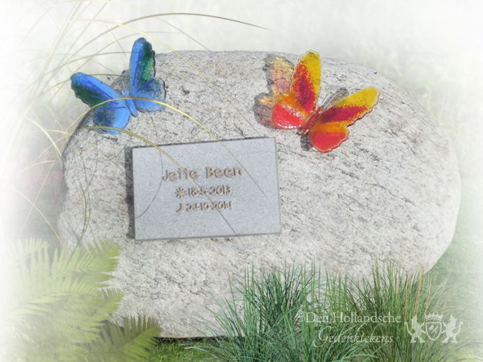 Kindermonument met zwerfkei en glazen vlinders foto 1