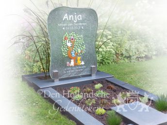 Kindermonument van glas met tekening