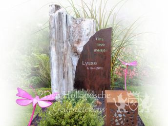 Kindermonument versteend hout met cortenstaal