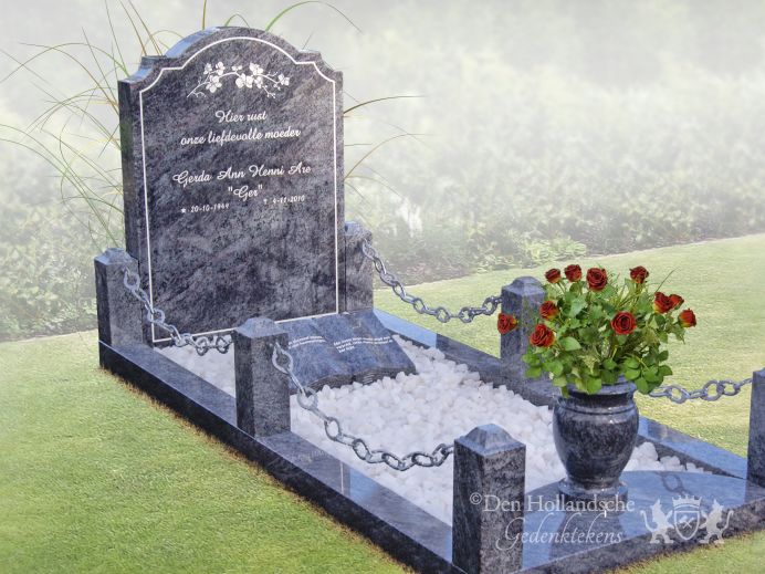 Klassiek grafmonument met zuilen en ketting foto 1