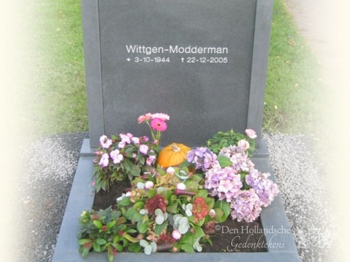 Klassiek urnenmonument in Belgisch hardsteen foto 1