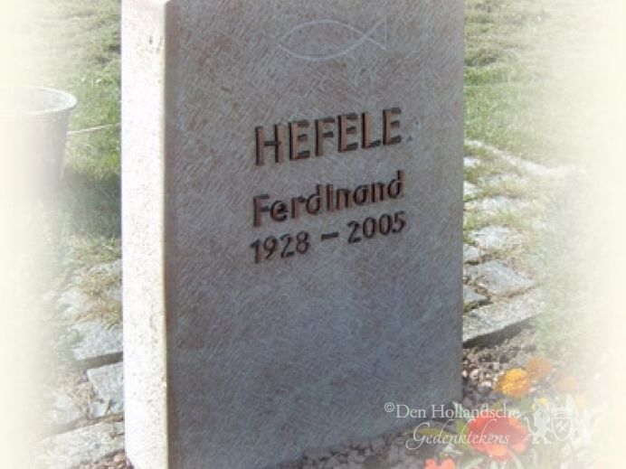 Klassiek urnenmonument met bronzen belettering foto 1