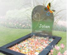 Kleurrijk glazen kindermonument vlinder foto 1