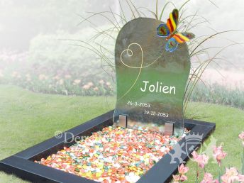 Kleurrijk glazen kindermonument vlinder